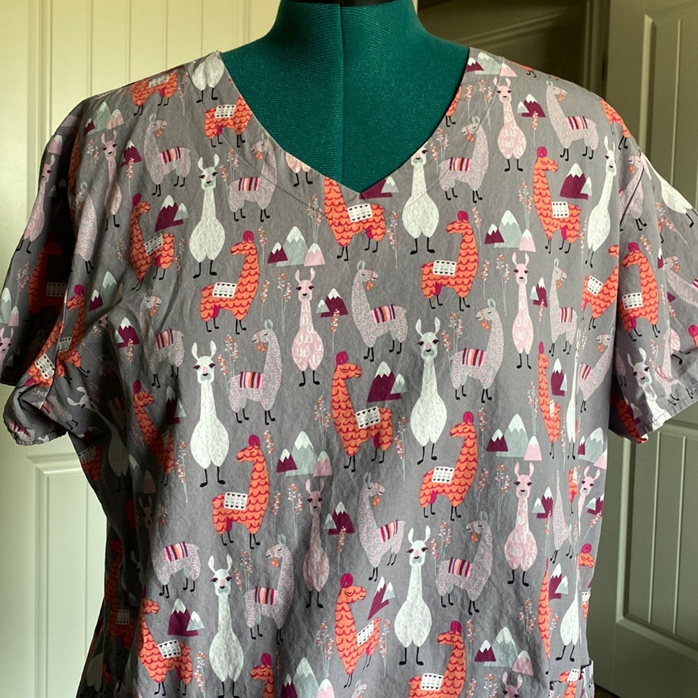 ZOE + CHLOE Llama Scrub Top Size XL